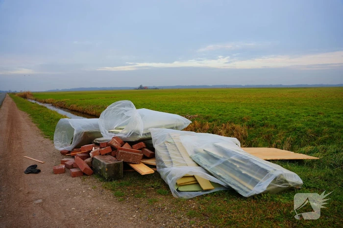 Serie van bouwafvaldumpingen in buitengebied