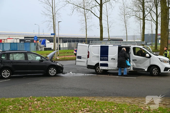 Bestelbus en personenauto botsen op elkaar