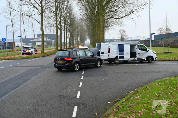 Bestelbus en personenauto botsen op elkaar
