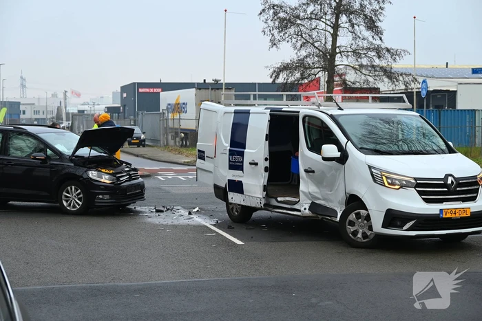 Bestelbus en personenauto botsen op elkaar