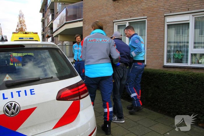 Twee fietsers botsen op elkaar op rotonde