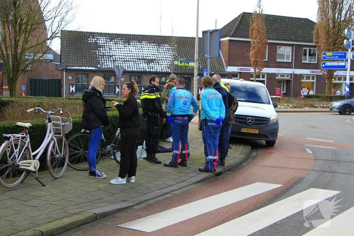 Twee fietsers botsen op elkaar op rotonde