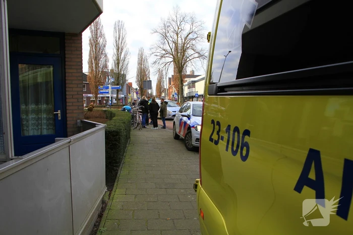 Twee fietsers botsen op elkaar op rotonde