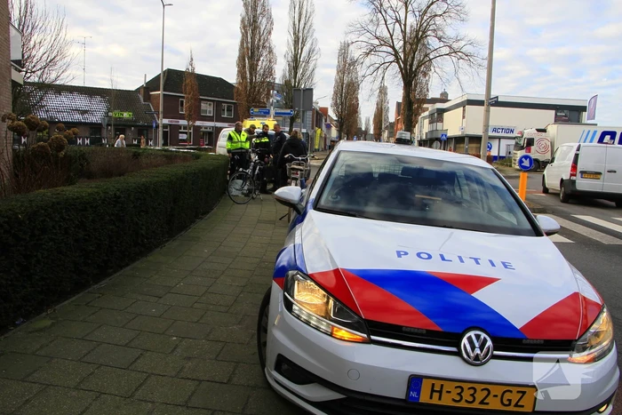 Twee fietsers botsen op elkaar op rotonde