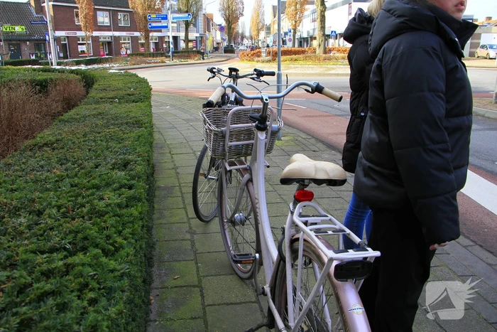 Twee fietsers botsen op elkaar op rotonde
