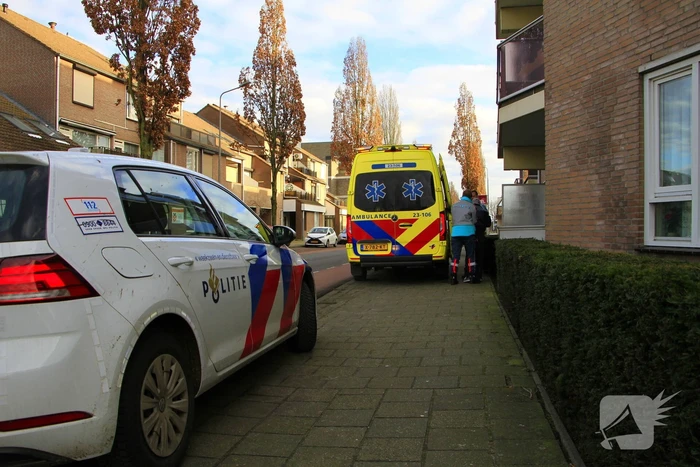 Twee fietsers botsen op elkaar op rotonde