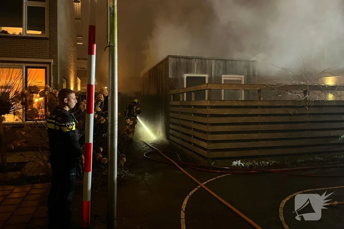 Brandweer schaalt op voor brand in schuur