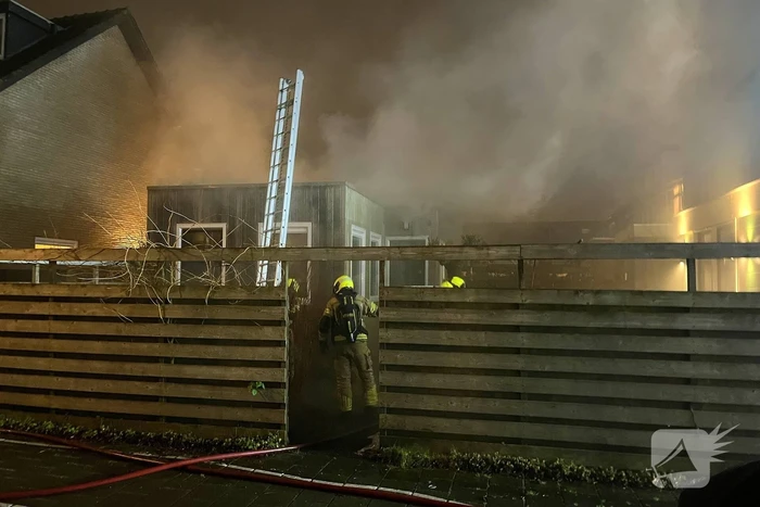 Brandweer schaalt op voor brand in schuur