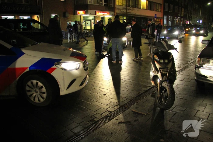 Automobilist ziet scooterrijder over het hoofd