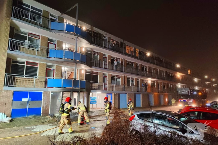 Flat vol rook na gebarsten ruiten door brand