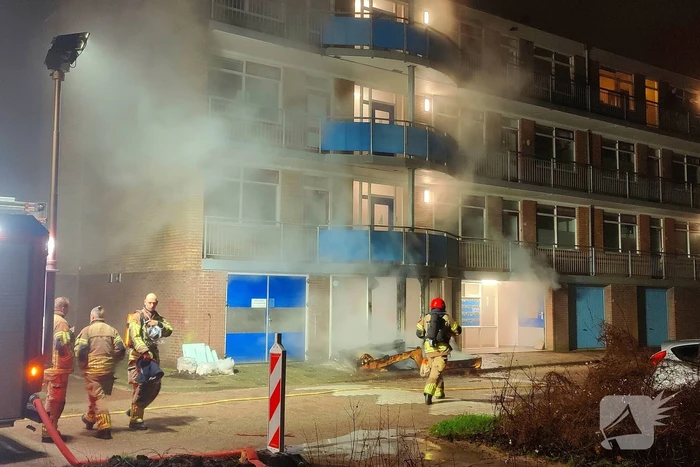Flat vol rook na gebarsten ruiten door brand
