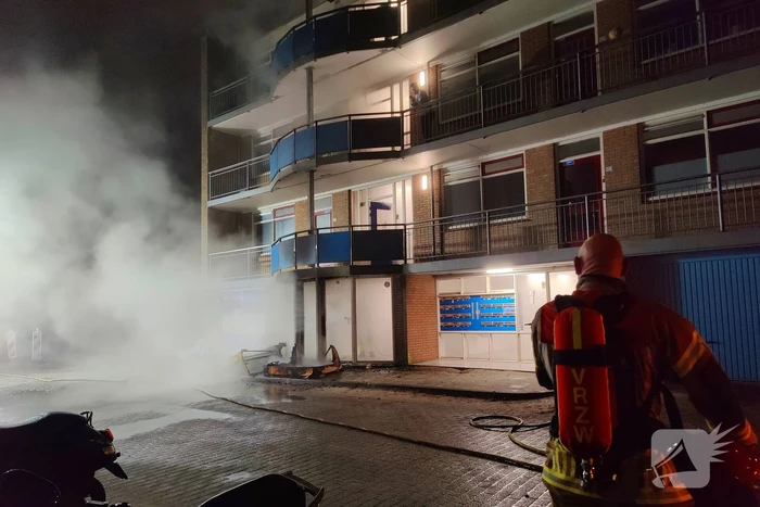 Flat vol rook na gebarsten ruiten door brand