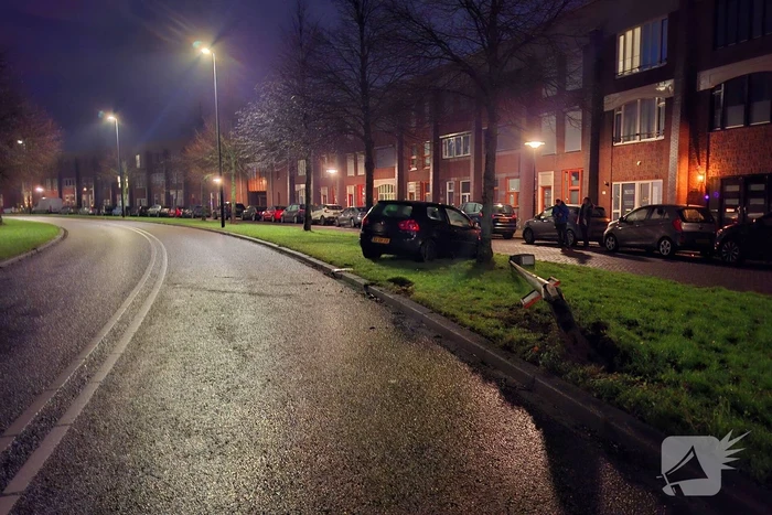 Auto vliegt uit de bocht en rijdt lichtmast uit de grond