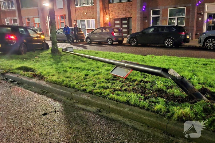 Auto vliegt uit de bocht en rijdt lichtmast uit de grond