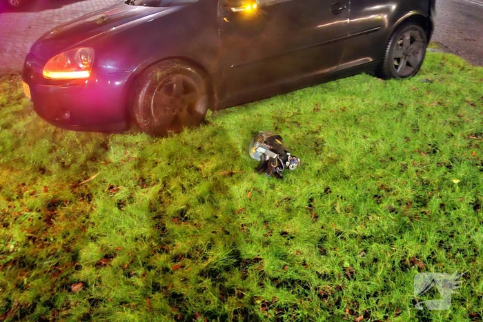 Auto vliegt uit de bocht en rijdt lichtmast uit de grond