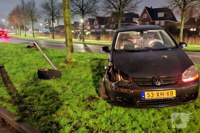 Auto vliegt uit de bocht en rijdt lichtmast uit de grond