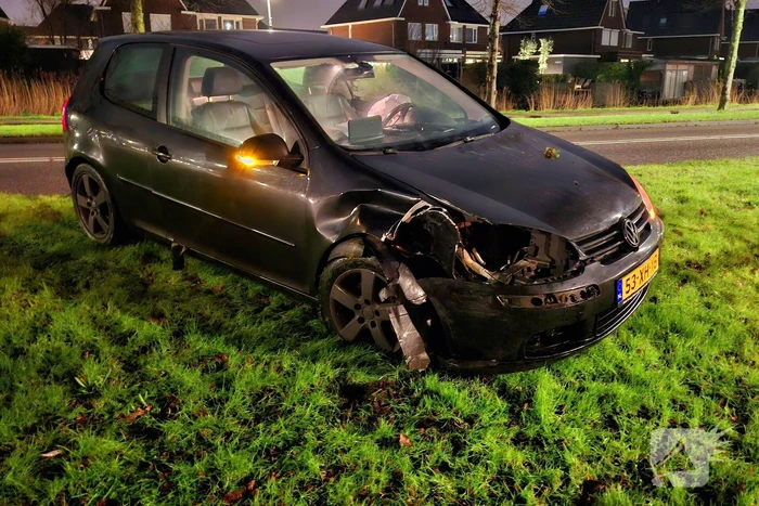 Auto vliegt uit de bocht en rijdt lichtmast uit de grond