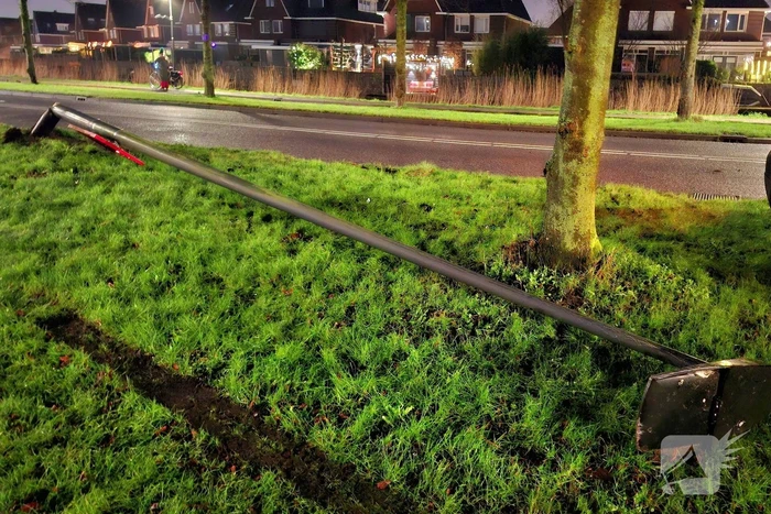 Auto vliegt uit de bocht en rijdt lichtmast uit de grond