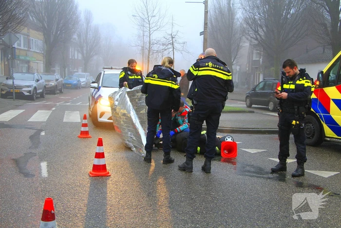 Motorrijder hard onderuit na rem actie fietsende schooljeugd