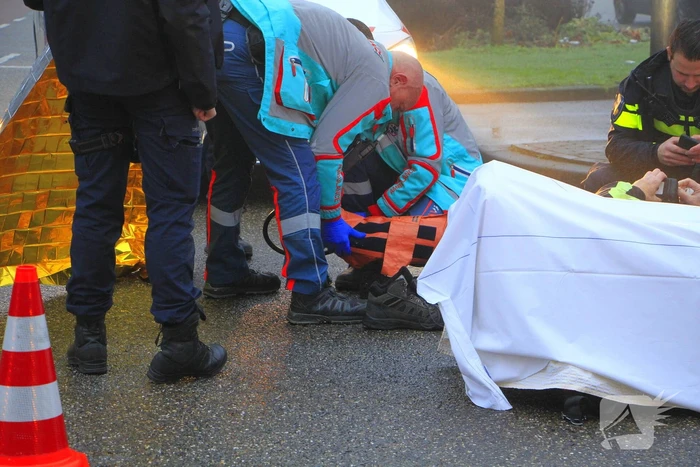 Motorrijder hard onderuit na rem actie fietsende schooljeugd