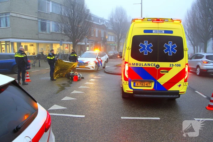 Motorrijder hard onderuit na rem actie fietsende schooljeugd
