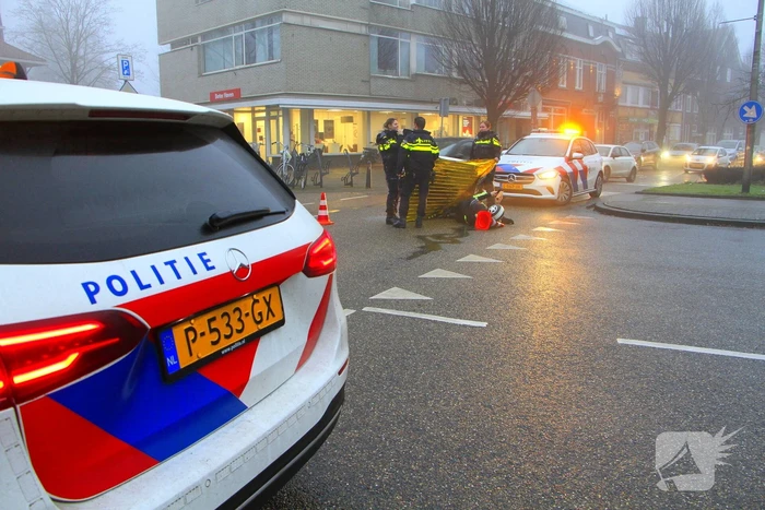 Motorrijder hard onderuit na rem actie fietsende schooljeugd