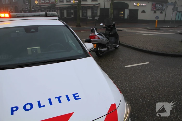 Motorrijder hard onderuit na rem actie fietsende schooljeugd