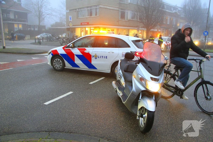 Motorrijder hard onderuit na rem actie fietsende schooljeugd