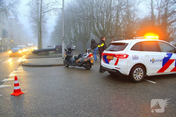 Motorrijder hard onderuit na rem actie fietsende schooljeugd
