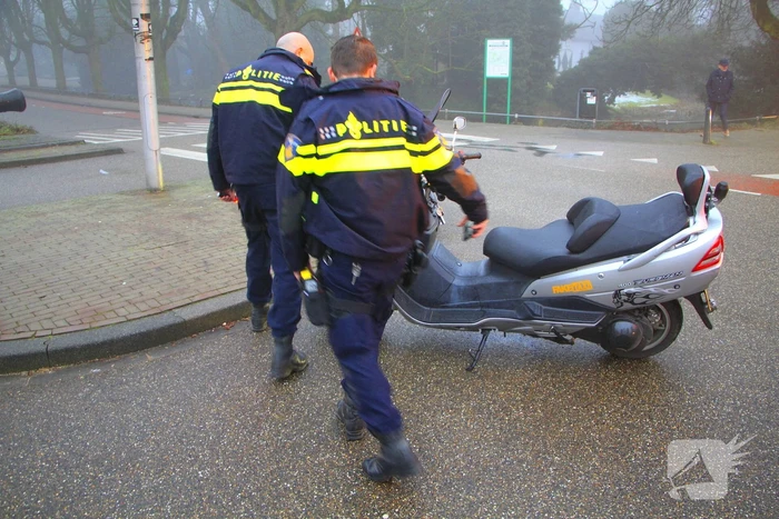 Motorrijder hard onderuit na rem actie fietsende schooljeugd