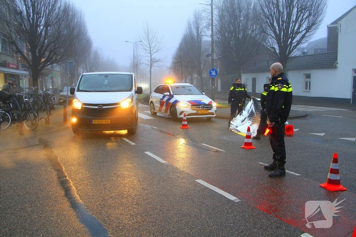 Motorrijder hard onderuit na rem actie fietsende schooljeugd