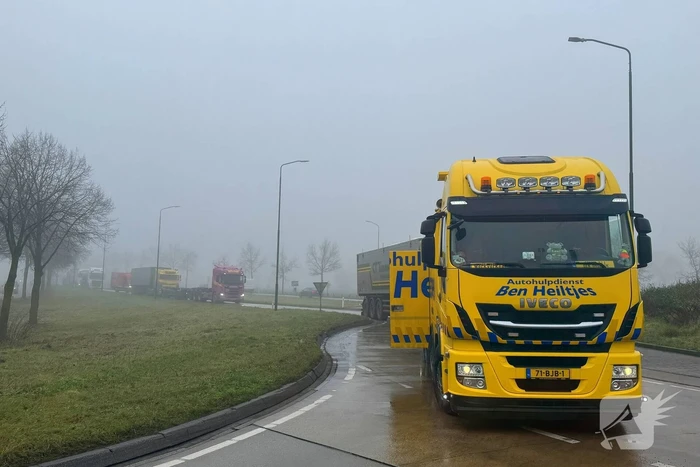 Vrachtwagen blokkeert rotonde en veroorzaakt verkeershinder