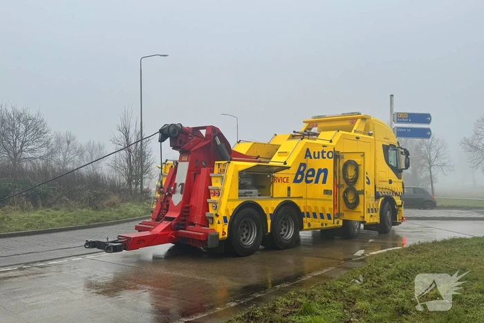 Vrachtwagen blokkeert rotonde en veroorzaakt verkeershinder
