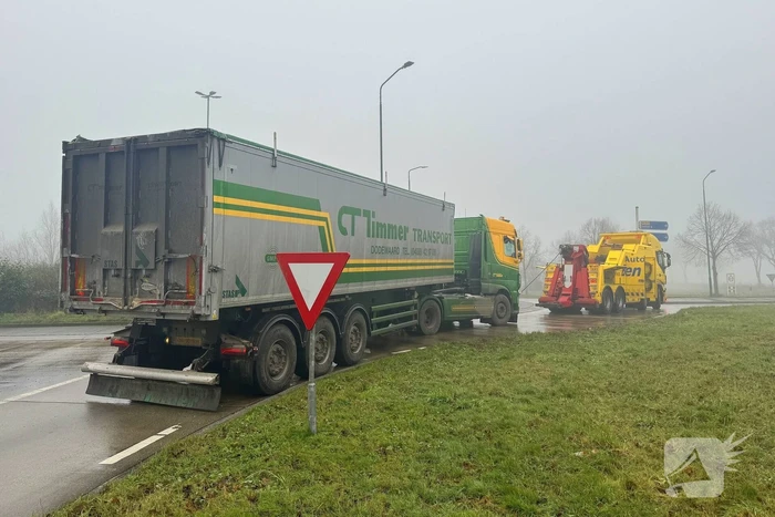 Vrachtwagen blokkeert rotonde en veroorzaakt verkeershinder