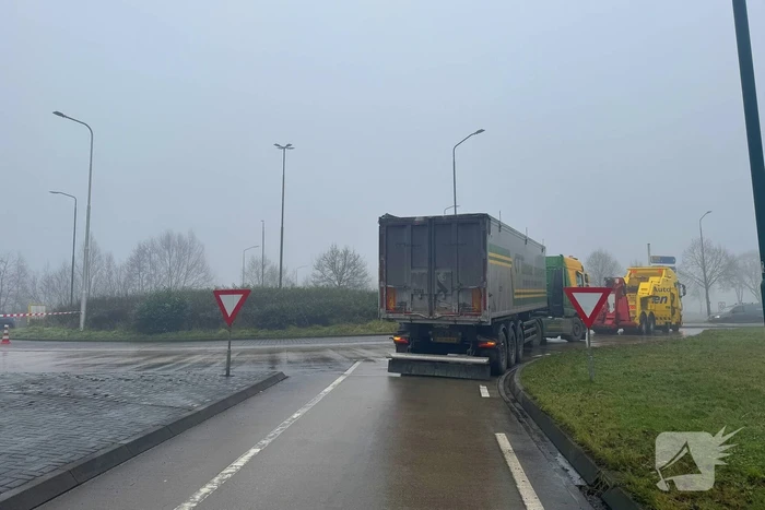 Vrachtwagen blokkeert rotonde en veroorzaakt verkeershinder