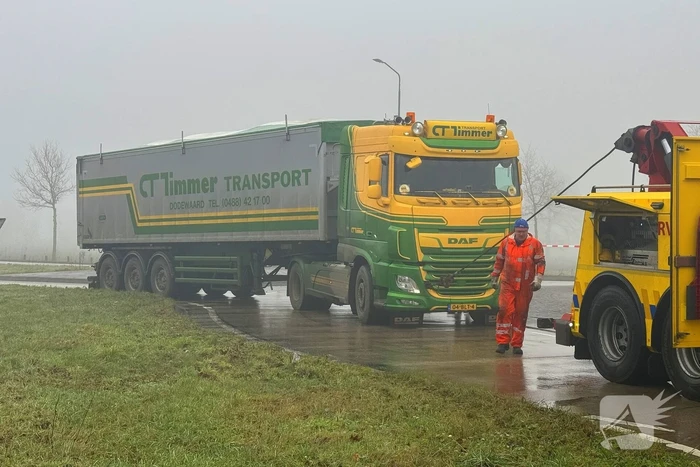 Vrachtwagen blokkeert rotonde en veroorzaakt verkeershinder