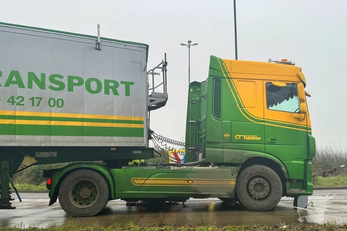 Vrachtwagen blokkeert rotonde en veroorzaakt verkeershinder