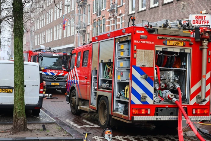 Brandweer haalt zwaargewond persoon uit brandend appartement