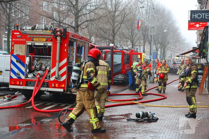 Brandweer haalt zwaargewond persoon uit brandend appartement
