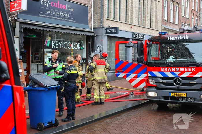 Brandweer haalt zwaargewond persoon uit brandend appartement