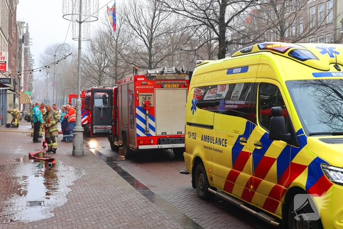 Brandweer haalt zwaargewond persoon uit brandend appartement