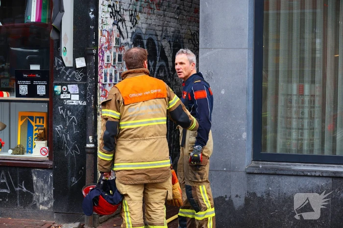 Brandweer haalt zwaargewond persoon uit brandend appartement