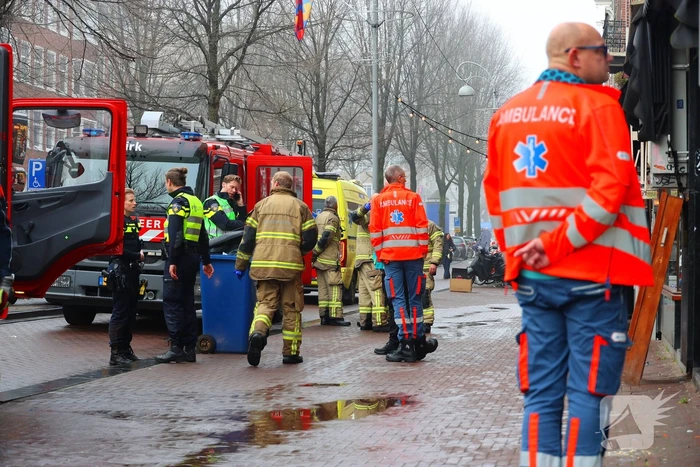 Brandweer haalt zwaargewond persoon uit brandend appartement