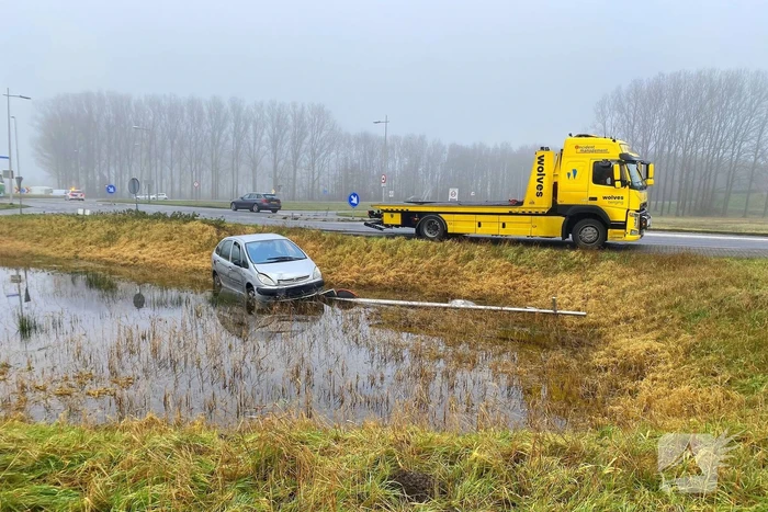 Auto raakt van de weg