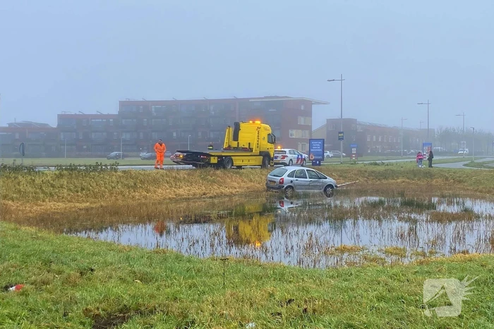 Auto raakt van de weg