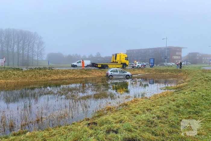 Auto raakt van de weg