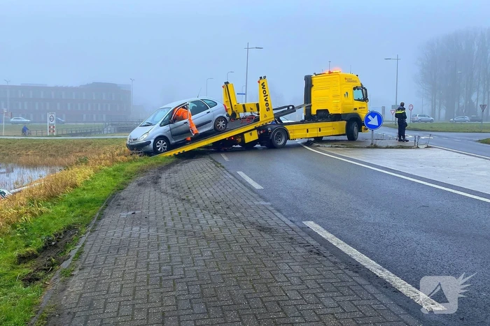 Auto raakt van de weg