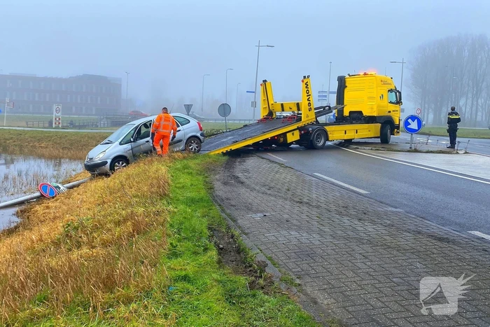 Auto raakt van de weg