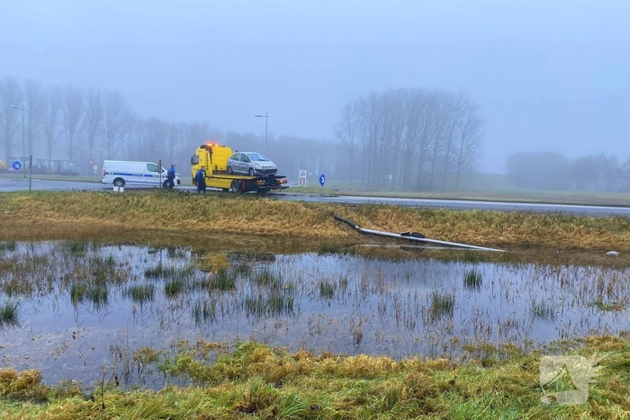 Auto raakt van de weg