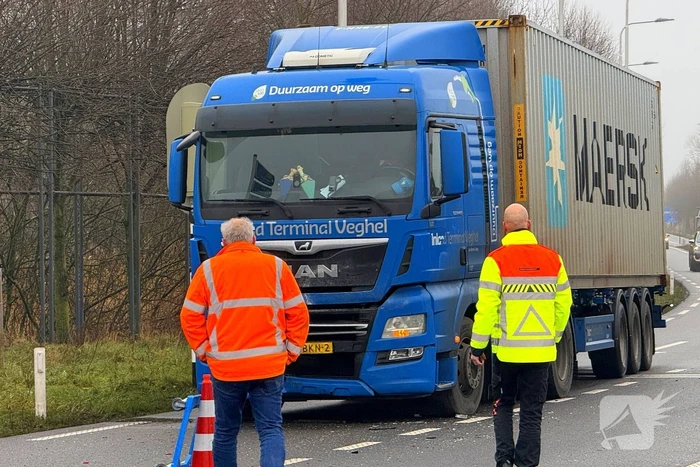Flinke schade nadat vrachtwagen op voorgangers botst